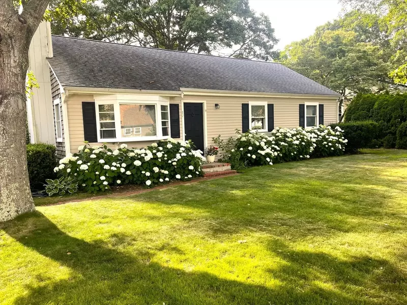 32 Jamie Ln, Falmouth, MA 02536