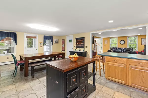 West Newbury, MA 01985,70 Maple St