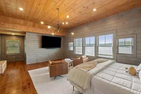 Sutton, MA 01590,182 Manchaug Rd