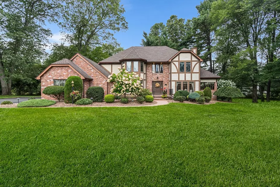 42 Lakeview Cir, Agawam, MA 01001