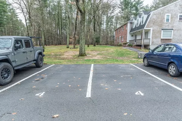 Norton, MA 02766,4 Colonial Dr #4