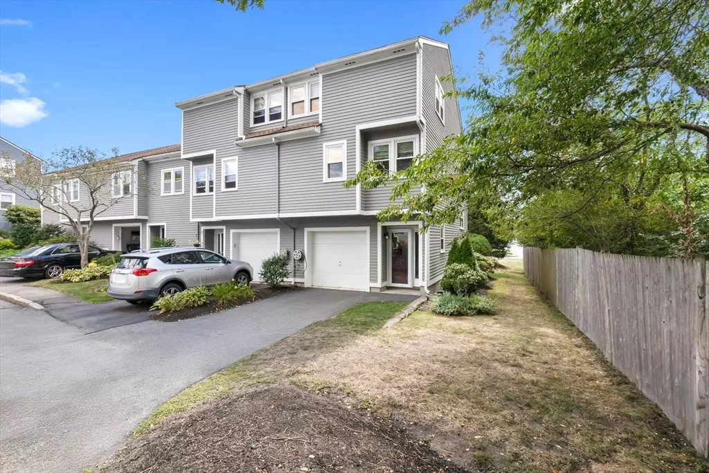 Salem, MA 01970,3 Fletcher Way #32AD