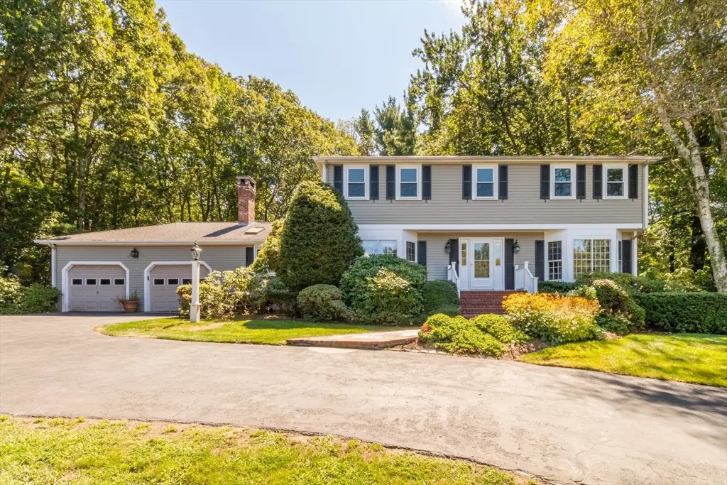 Medfield, MA 02052,14 Onondaga Ln