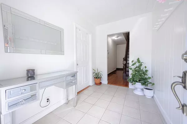 Dedham, MA 02026,16 Mount Hope St