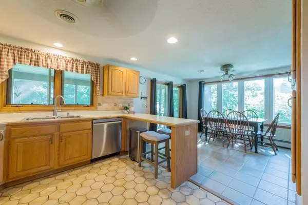 Foxboro, MA 02035,8 Oak St