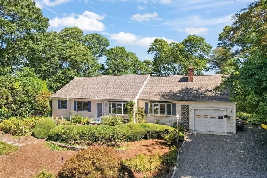 82 Dale Dr., Falmouth, MA 02540