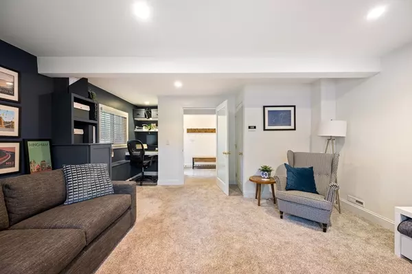 Hingham, MA 02043,52 Elm St