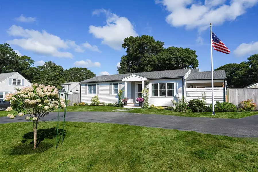 8 Oak St, Falmouth, MA 02536