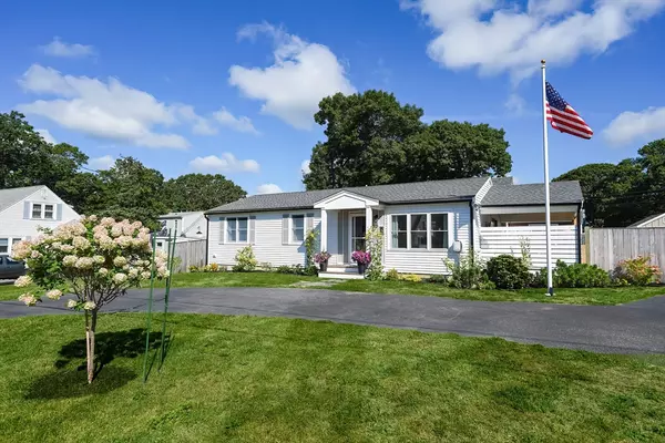 8 Oak St, Falmouth, MA 02536