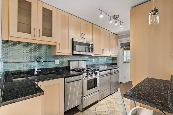 Cambridge, MA 02139,260-262 Sidney St #3R
