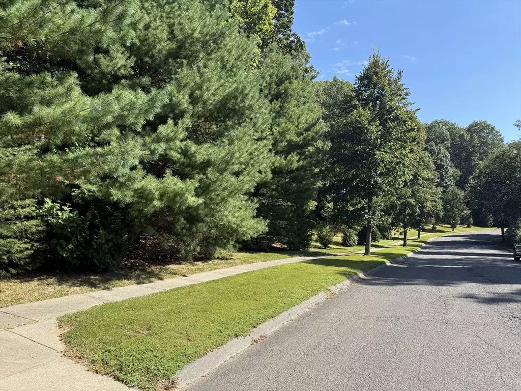 East Longmeadow, MA 01028,35 Pembroke Ter