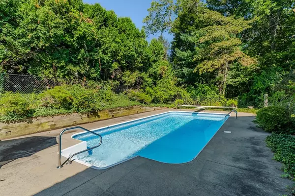 Holyoke, MA 01040,17 Cleveland Street