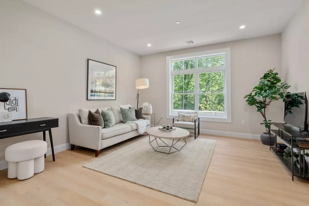 Wilmington, MA 01887,7 Cross St #305