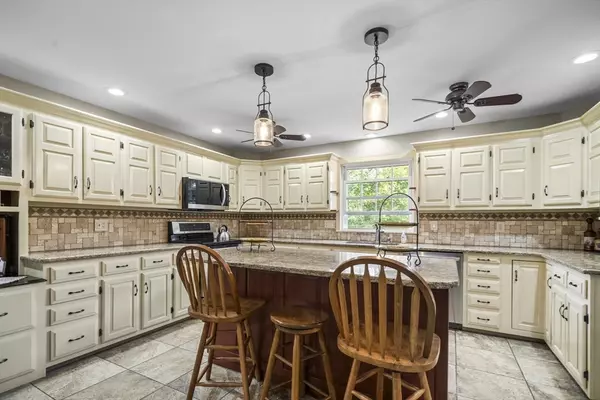 Ludlow, MA 01056,235 James St