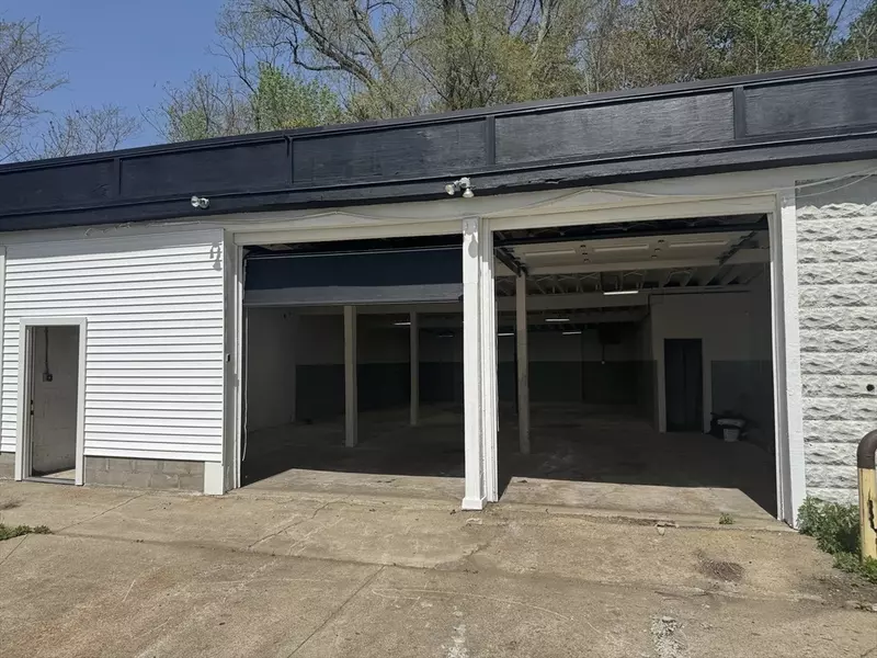 326 Park St #B, West Springfield, MA 01089