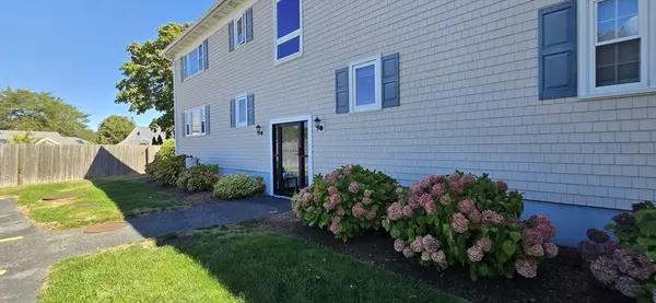 Dennis, MA 02639,10 South St #2-1