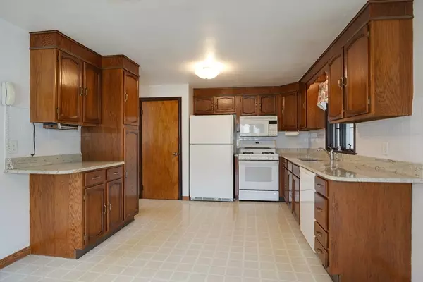 Burlington, MA 01803,10 Lisa St