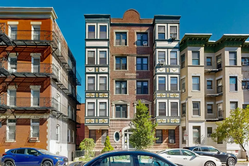 Boston, MA 02115,75 Burbank St #501