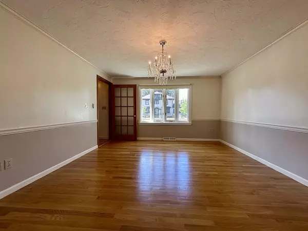 Waltham, MA 02453,215 Main St #215