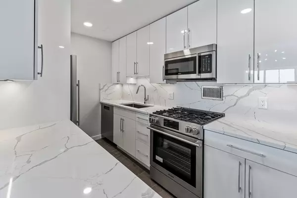 Boston, MA 02114,8 Whittier Place #24E