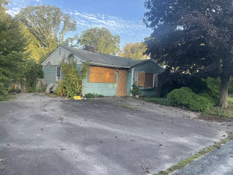 40 Robert St, Westport, MA 02790