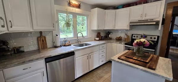 Oakham, MA 01068,1632 N Brookfield Rd