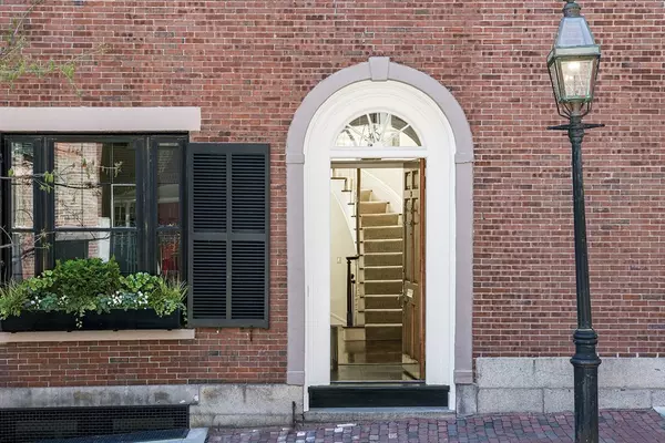 Boston, MA 02108,16 W Cedar St