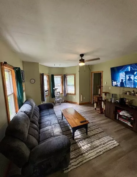 31 Carpenter St, Warren, MA 01083