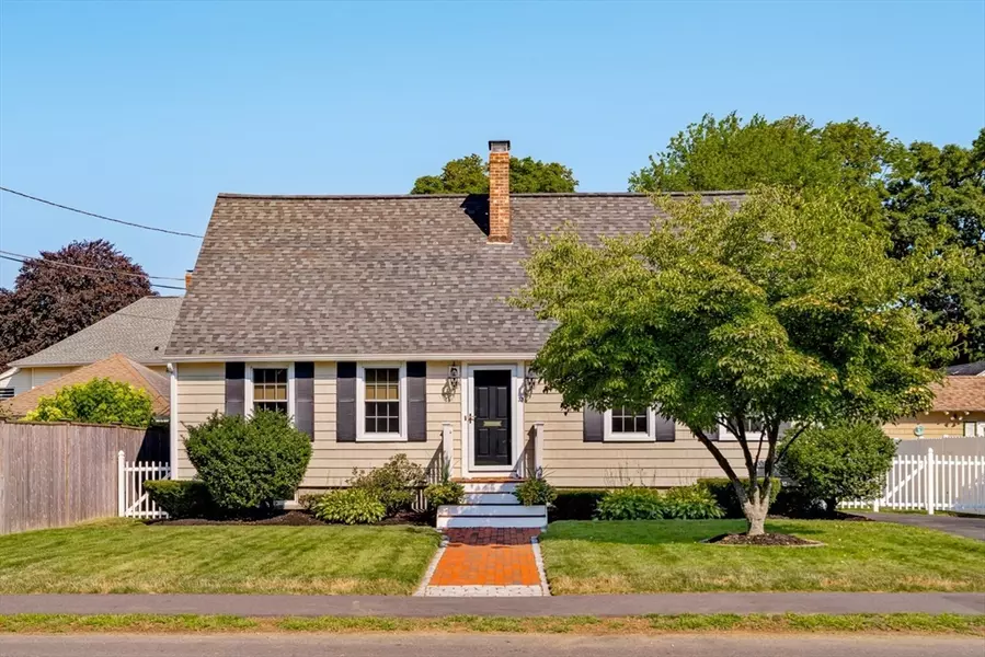 33 Pilgrim St, North Andover, MA 01845