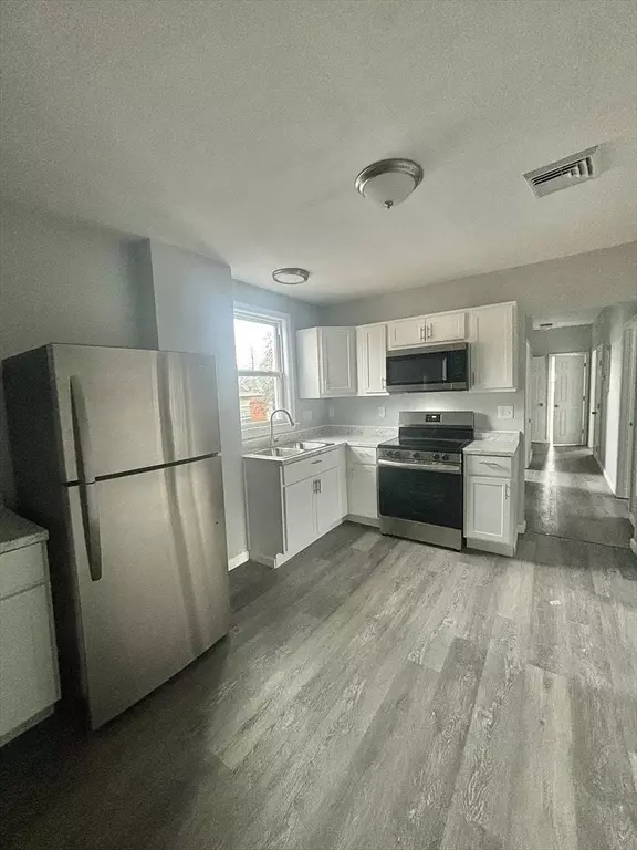 Springfield, MA 01109,64 Thompson St #2