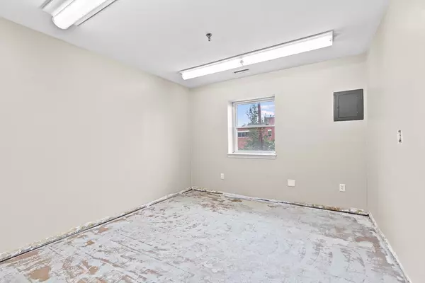 Waltham, MA 02453,85 River St #6
