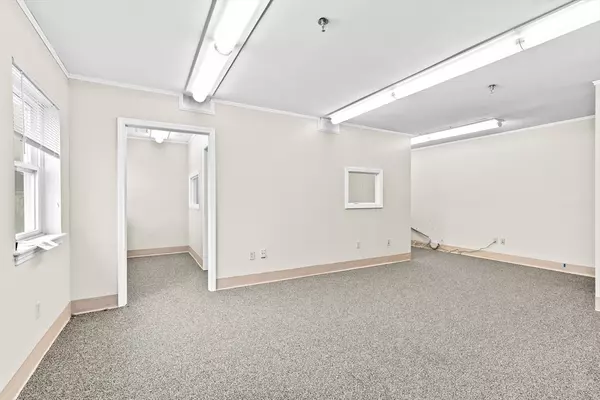 Waltham, MA 02453,85 River St #10A