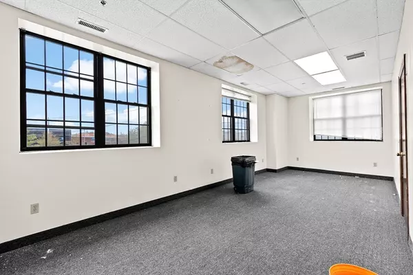 Waltham, MA 02453,49 River St