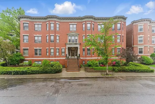 16 Garrison Rd #7, Brookline, MA 02445