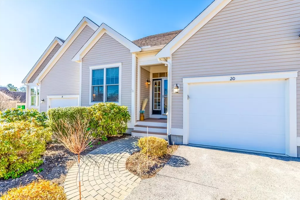 Mashpee, MA 02649,20 Twin Oaks Dr #20