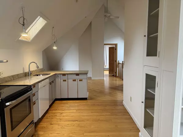 Cambridge, MA 02138,82 Hammond Rd #3