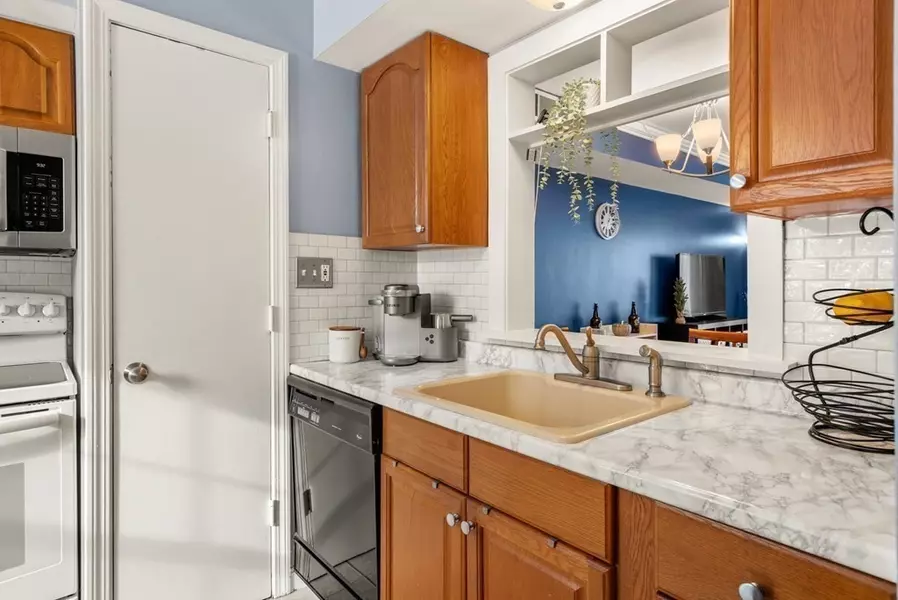 1107 Windsor Dr #1107, Framingham, MA 01701