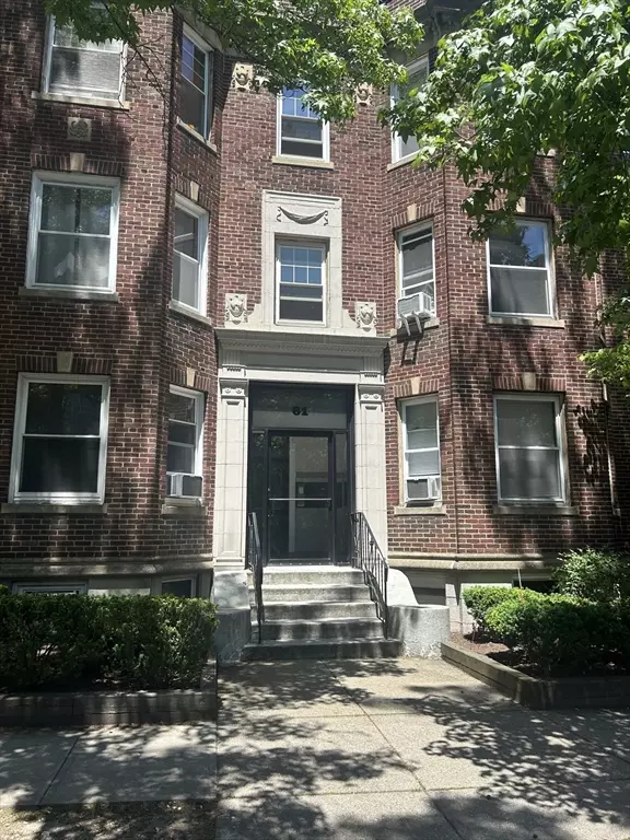 Brookline, MA 02446,61 Thatcher Street #6