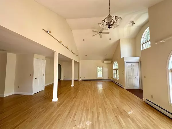 Sunderland, MA 01375,324 South Silver Lane