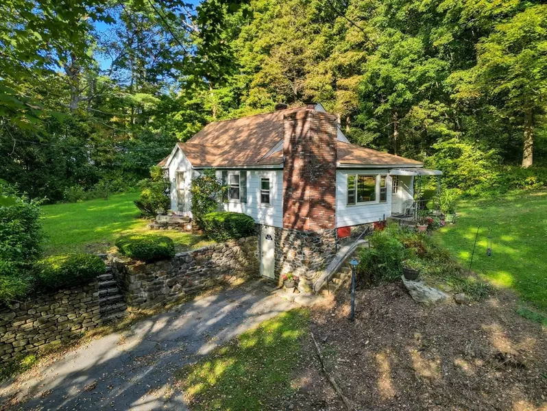 40 Warren Road, Brimfield, MA 01010