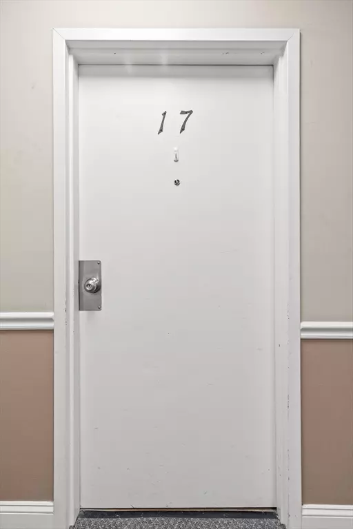 Haverhill, MA 01830,18-22 Essex Street #17