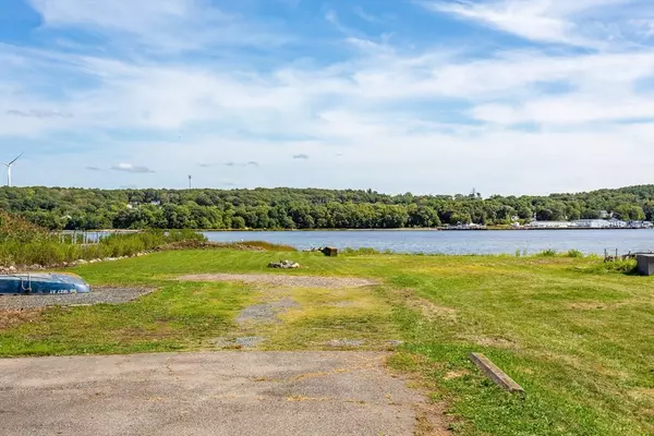 Somerset, MA 02726,2714 Riverside Ave