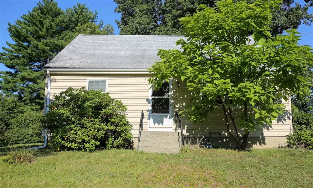 4 Stratton Dr, Hudson, MA 01749