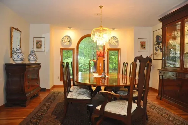 Milton, MA 02186,4 Crestview Ln