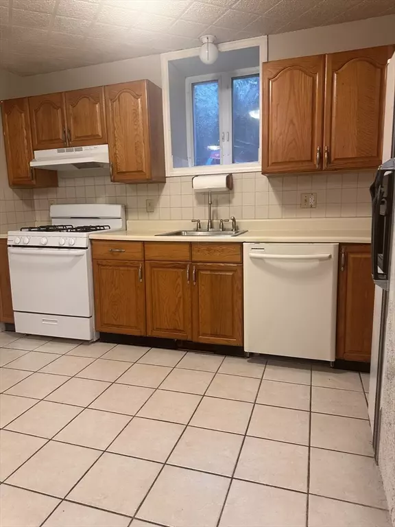 Lowell, MA 01852,17 Cady St