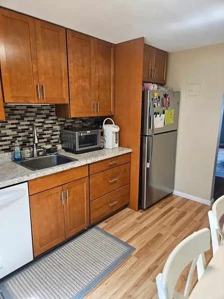 8 Woodcrest Ct #4, Weymouth, MA 02190