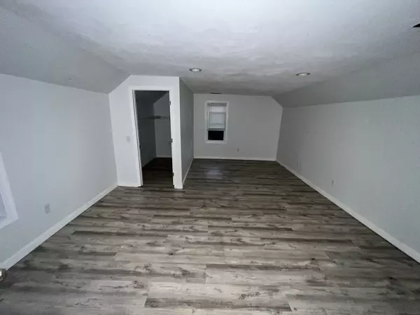 North Attleboro, MA 02760,15 Richards Avr #1