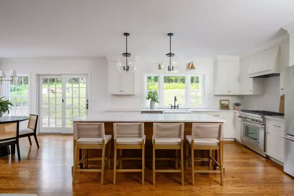 Hingham, MA 02043,5 Woodbine Lane