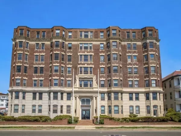 Lynn, MA 01902,285 Lynn Shore Dr #304