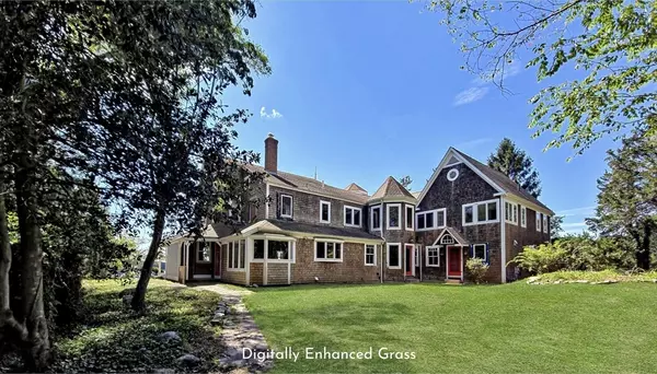 10 Squeteague Harbor Rd, Bourne, MA 02556